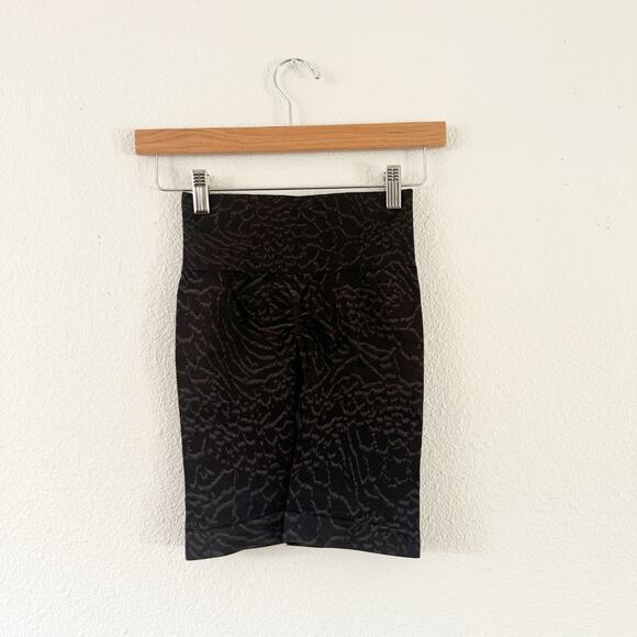 Gymshark Adapt Animal Cycling Shorts Womens XS Black gym training seamless - Picture 2 of 4